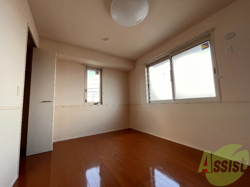 その他部屋・スペース　寝室はこちらの洋室になります。窓が大きいですね