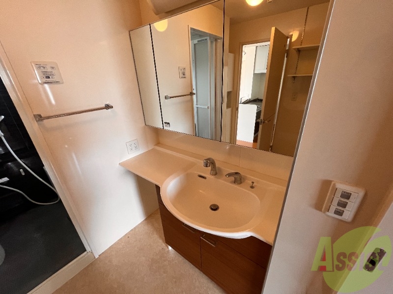 洗面設備　洗面洗髪化粧台はこちらになります。広いですね