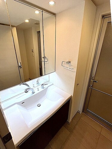 洗面設備　三面鏡付き洗面化粧台　※2022年9月撮影