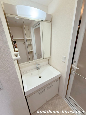 洗面設備　写真は別のお部屋です。現況優先ください。