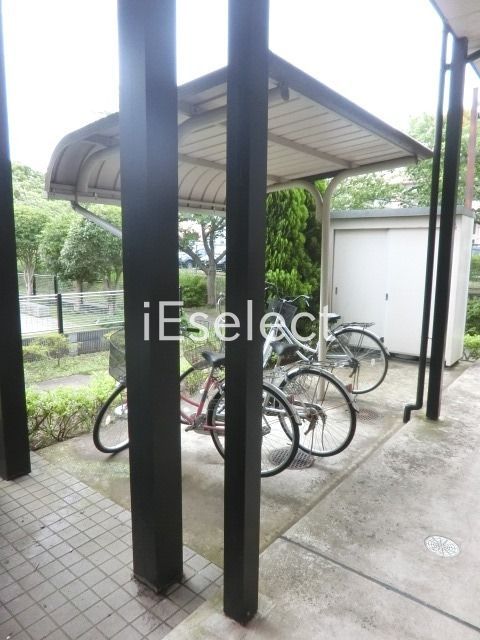 エントランス　屋根付きの駐輪場です