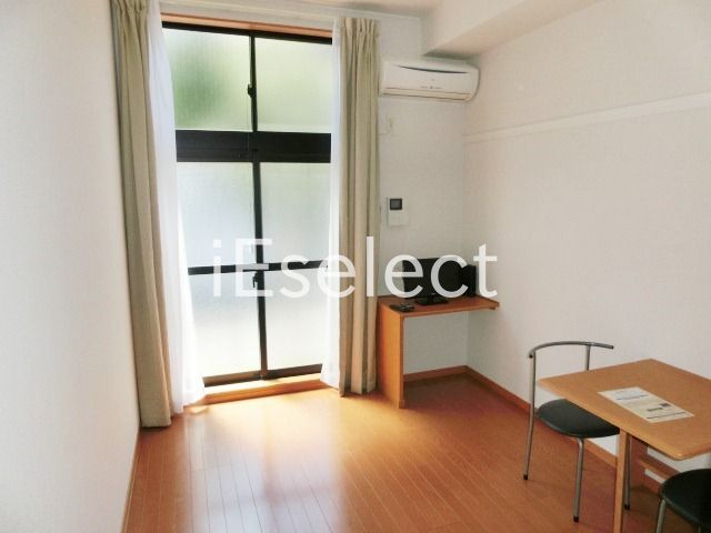 居室・リビング　2階はじゅうたん張りになっております