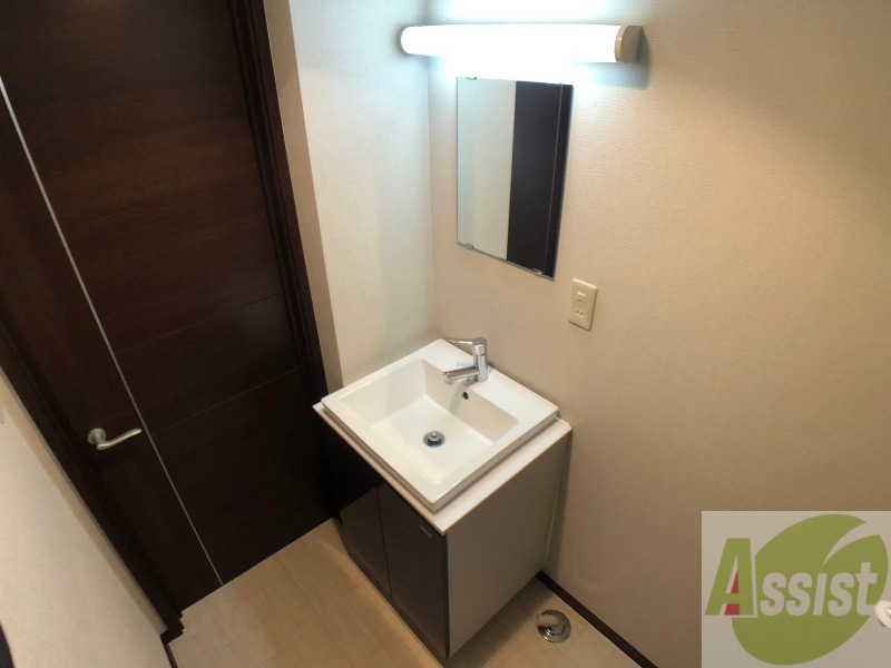 洗面設備　大きくて使いやすそうな独立洗面台になっています。