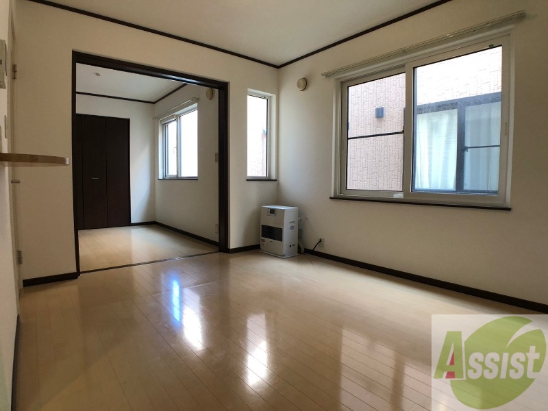 居室・リビング　リビングです。窓が大きくて明るいですね！