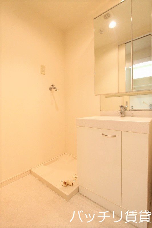 洗面設備　画像は別号室のため、現況優先