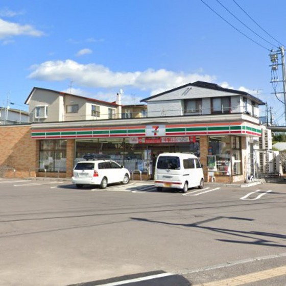 コンビニ　セブンイレブン函館東山店（コンビニ）まで324m