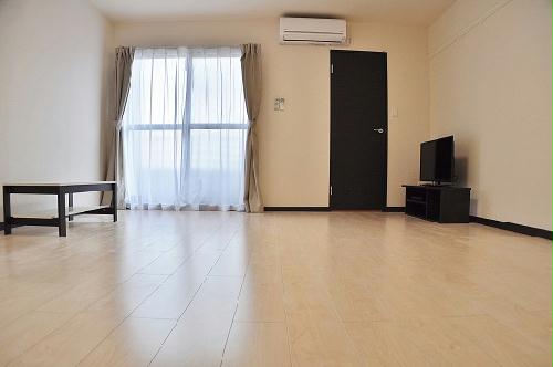 居室・リビング　カーテン、テーブル、エアコン、ＴＶ付