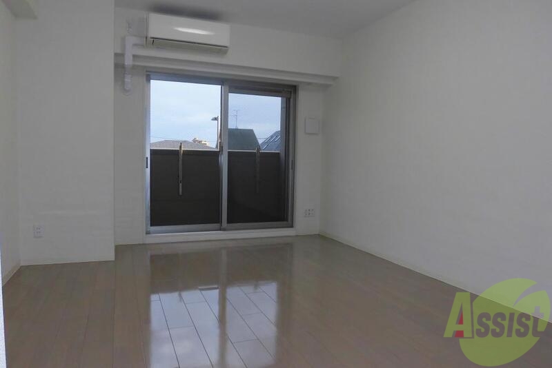 居室・リビング　リビングは明るい色目で綺麗な仕上がりです。南向きの日当