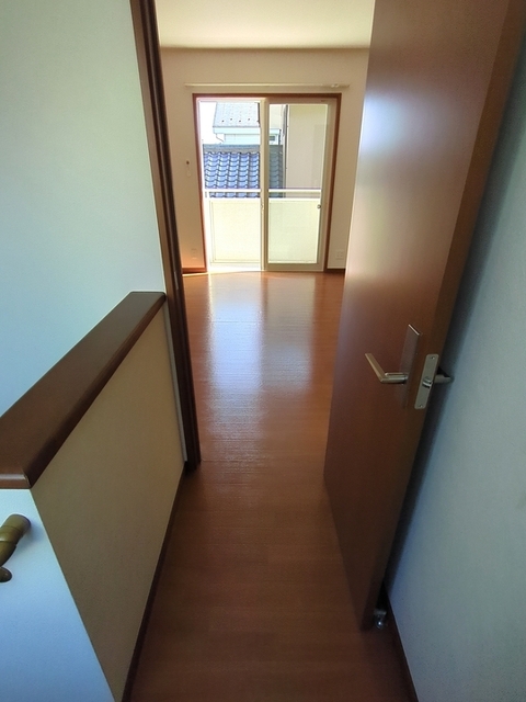 その他　階段を上がった目の前が居室