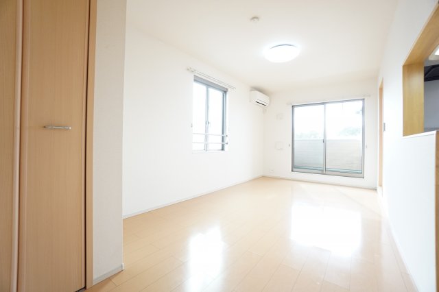 居室・リビング　※同物件・反転タイプの写真です。