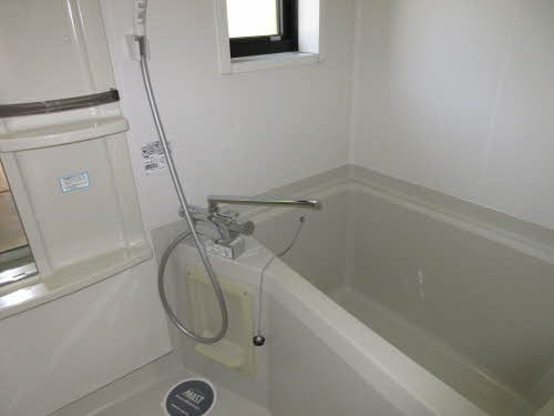 バス・シャワールーム　※写真は同タイプのB201号室で、実際とは異なる場合がござい