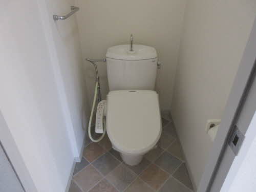 トイレ　※写真は同タイプのB201号室で、実際とは異なる場合がござい