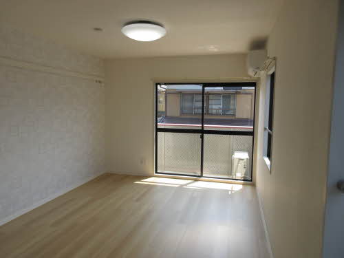 居室・リビング　※写真は同タイプのB201号室で、実際とは異なる場合がござい