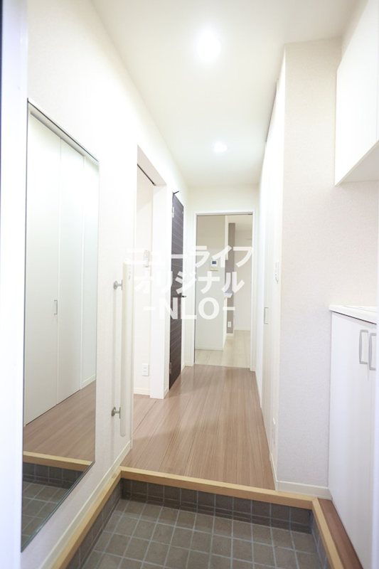 玄関　上下に分かれた使い勝手の良いシューズボックス！