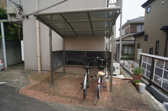 その他共有部分　雨の日でも安心して止められる屋根付の駐輪場です☆