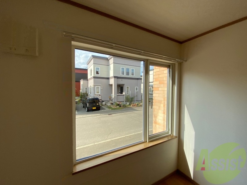 バルコニー　窓からの日光は気持ちを明るくしてくれますね！