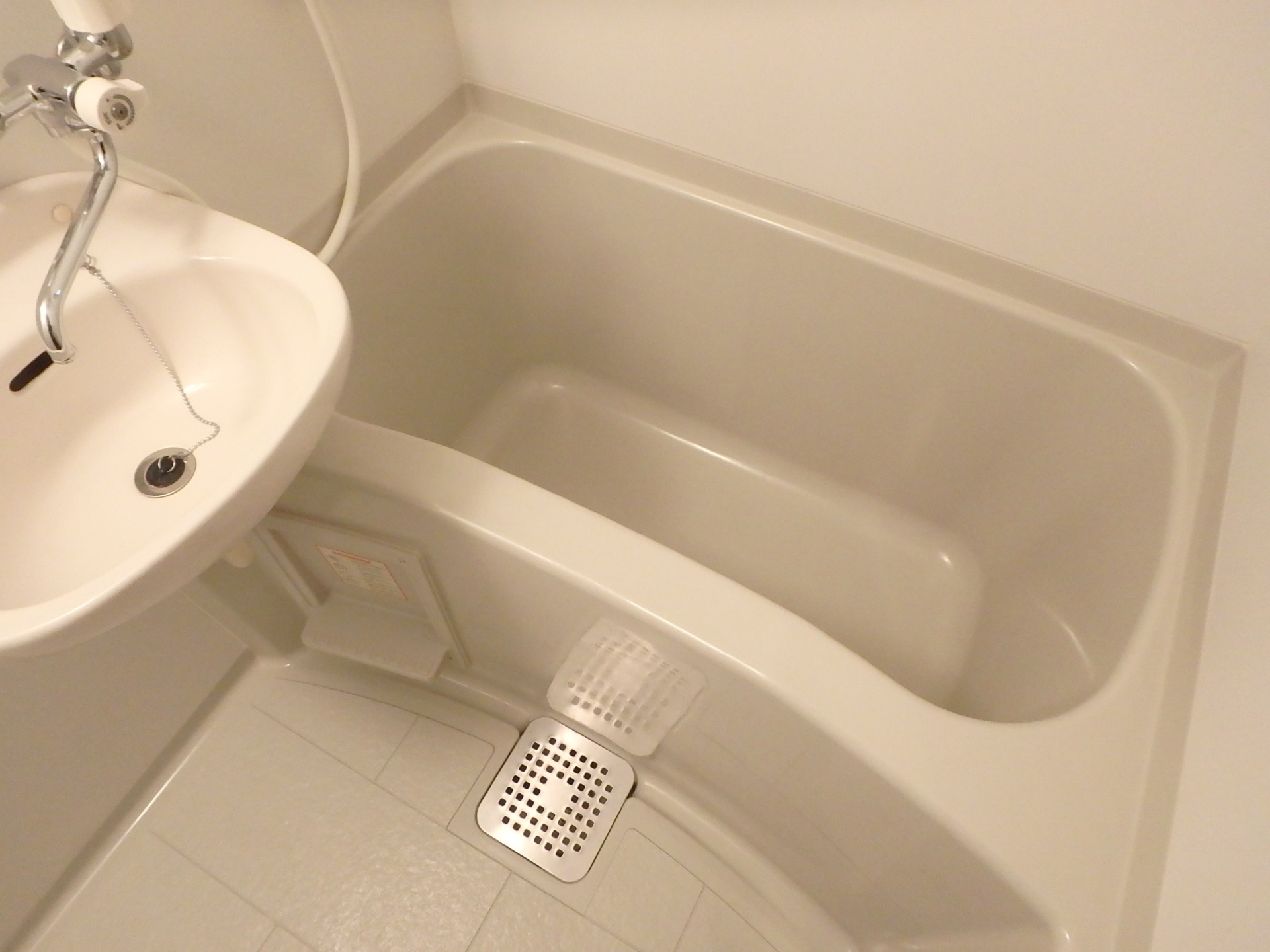 バス・シャワールーム　●ゆったり浸かれるバスルーム