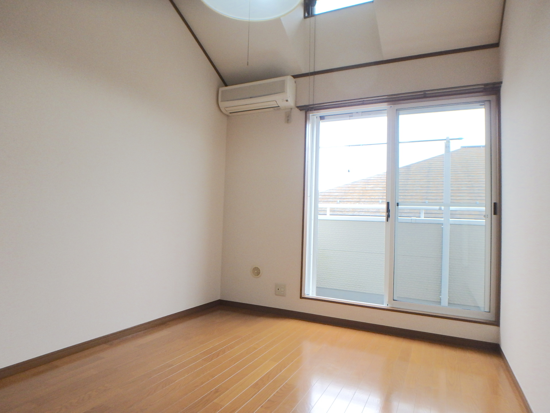 居室・リビング　●南向きの洋室6帖