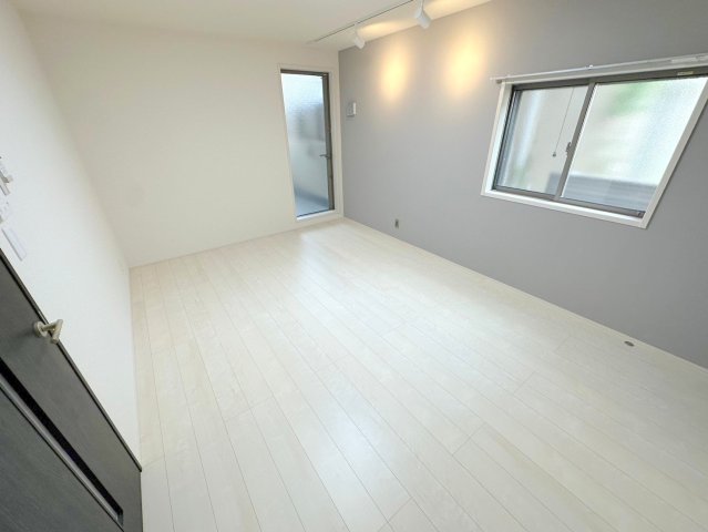 居室・リビング　シンプルなデザインのリビングは家具が置きやすいです。