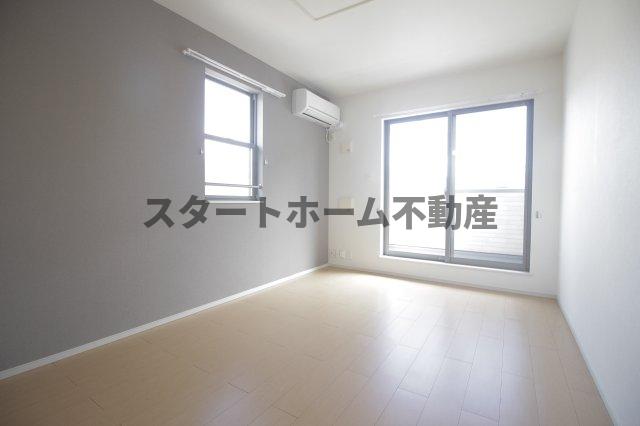 居室・リビング　こちらのリビングで趣味の時間をお楽しみください