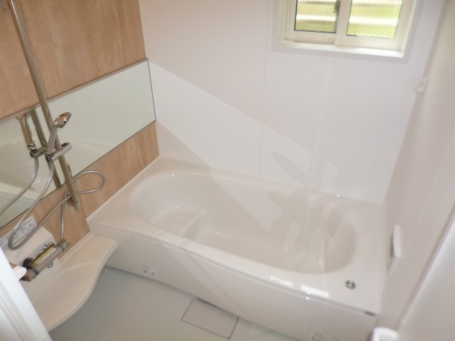 バス・シャワールーム　１坪バス　窓付き