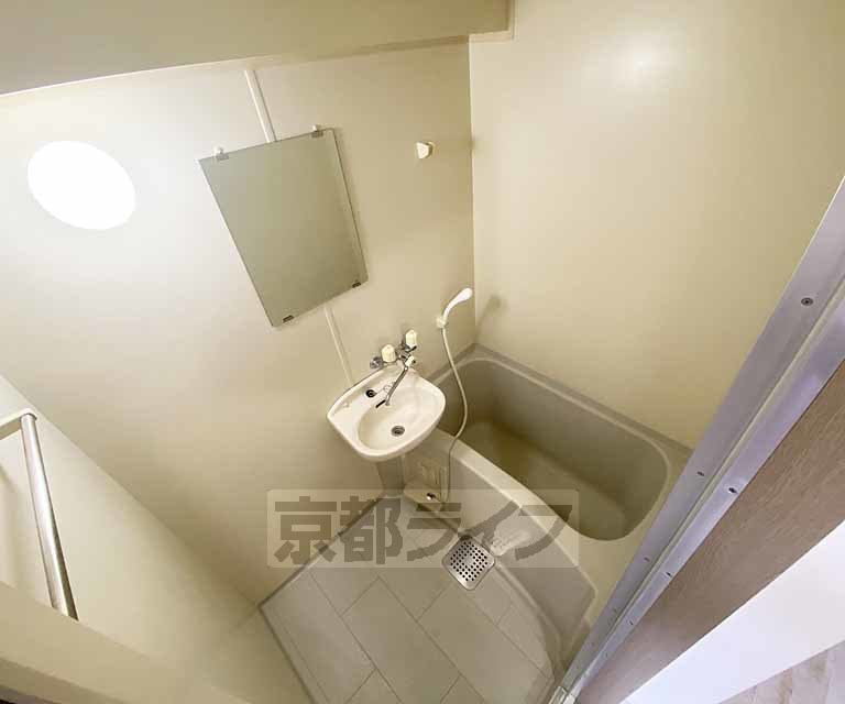 バス・シャワールーム　お手入れがしやすいユニットバスです。