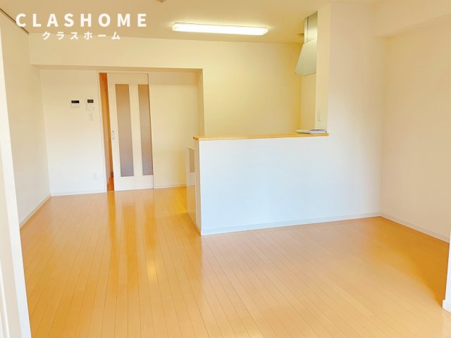 居室・リビング　同物件の別部屋になります。