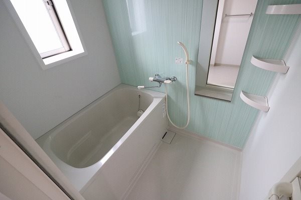 バス・シャワールーム　追焚機能付の浴室です。