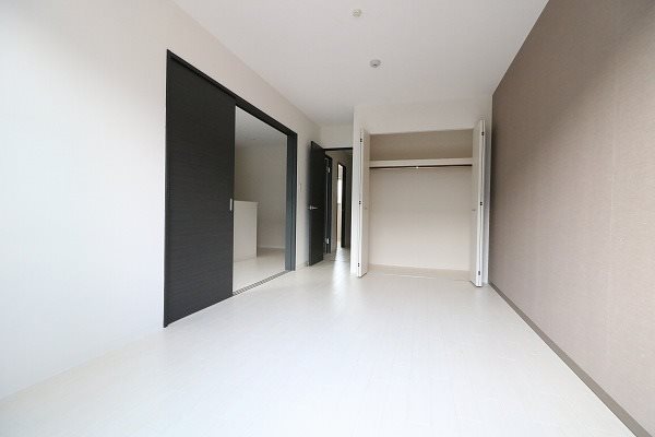 その他部屋・スペース　LDK横の洋室、約8帖あります。