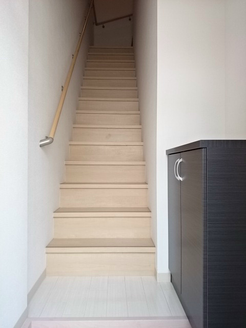 玄関　玄関にはシューズボックスがあります。階段を上って各お部屋へ