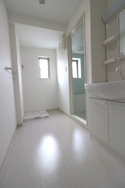 洗面設備　シャワー付洗面化粧台と室内洗濯機置場のある洗面所