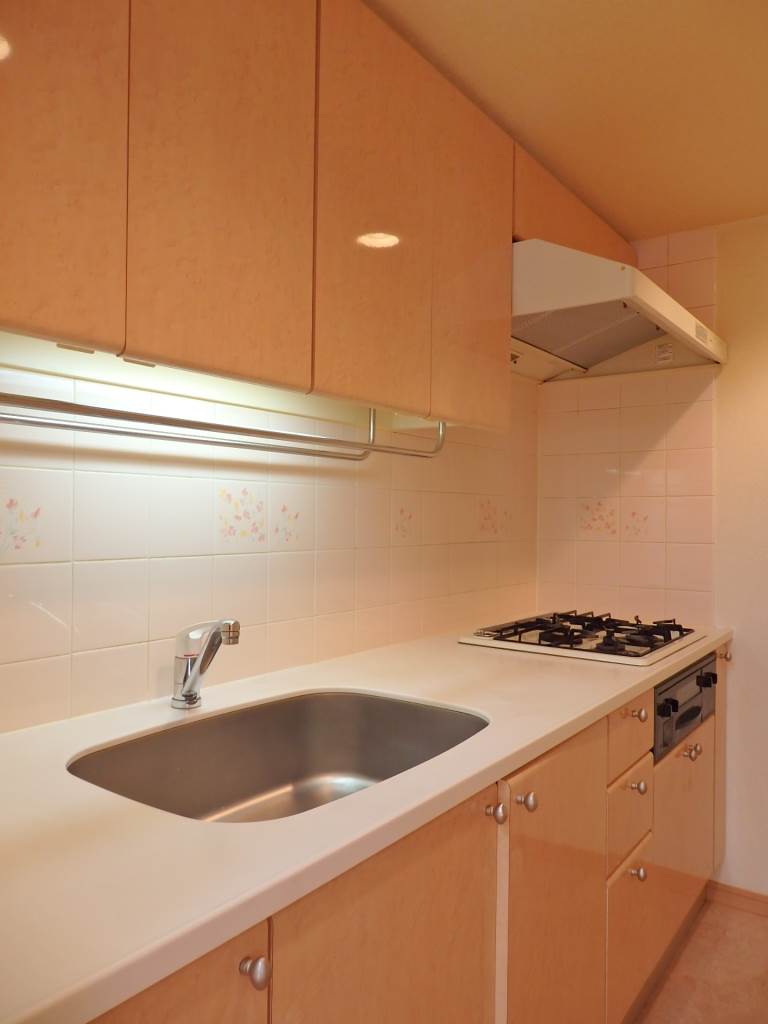 キッチン　グリル付システムキッチン採用