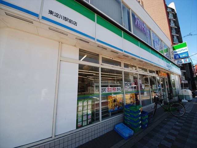 コンビニ　ファミリーマート東淀川駅前店（コンビニ）まで736m
