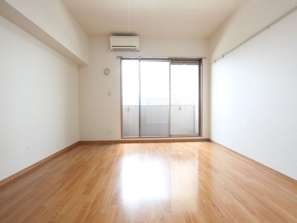 バルコニー　洋室8.7帖　エアコン完備　バルコニー