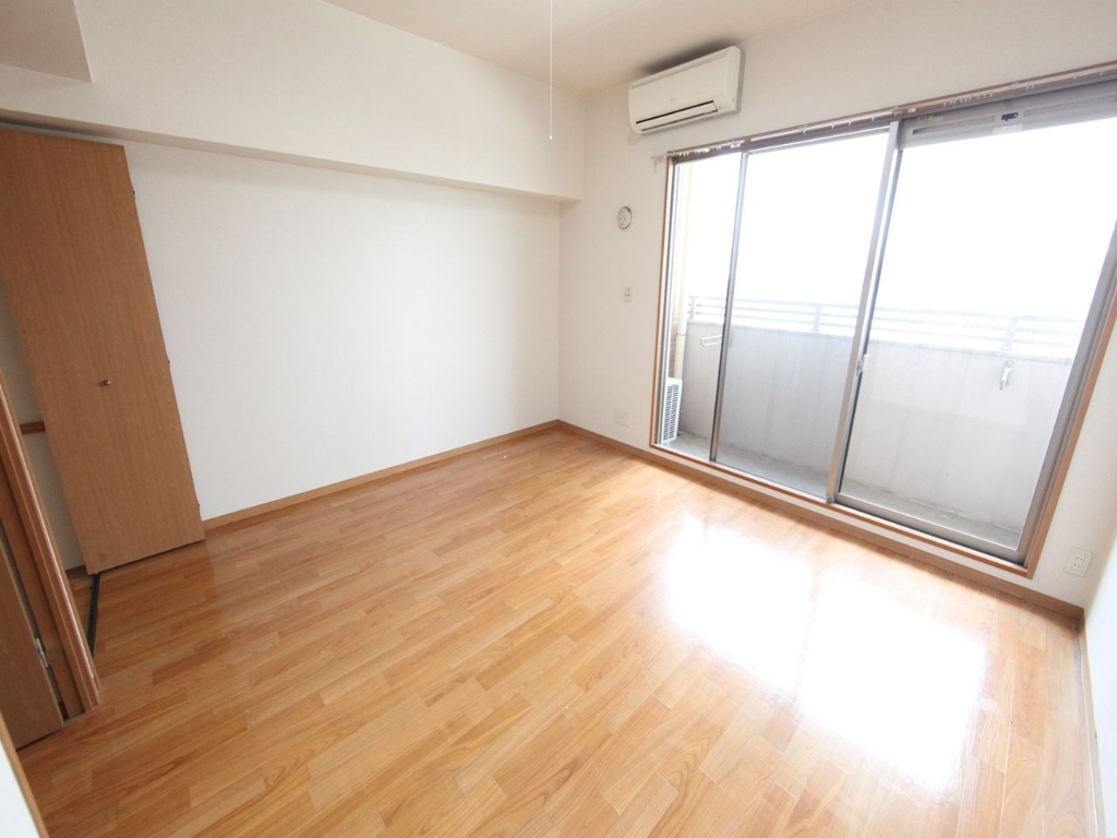 居室・リビング　洋室8.7帖　エアコン完備　バルコニー