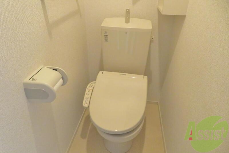 トイレ　温水機能付きトイレで毎日快適に使用できます。