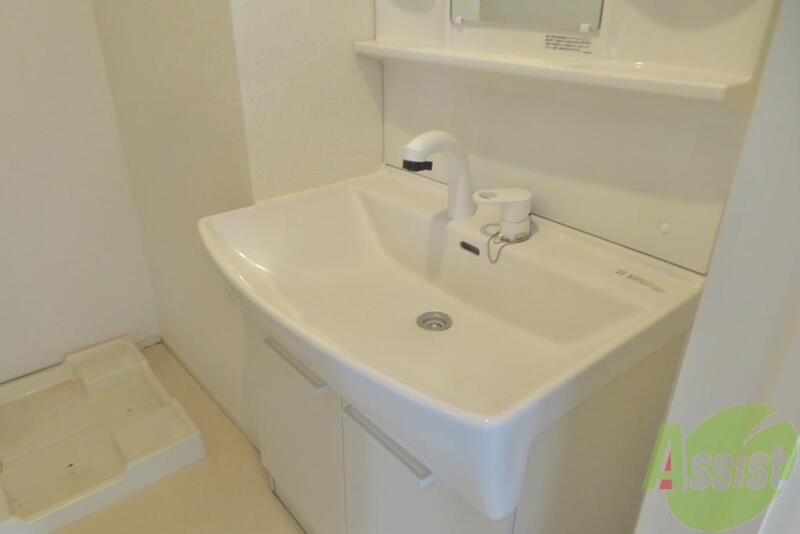 洗面設備　洗面化粧台が付いていて忙しい朝は快適ですね。