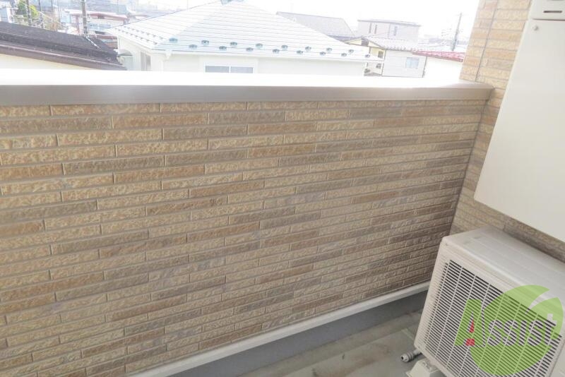 バルコニー　お天気の良い日は布団も干せてポカポカです。