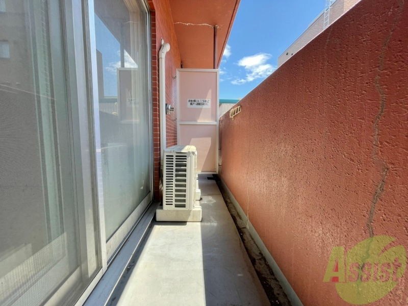 バルコニー　バルコニーです。洗濯物を干すもよし、一息つくもよしですね。