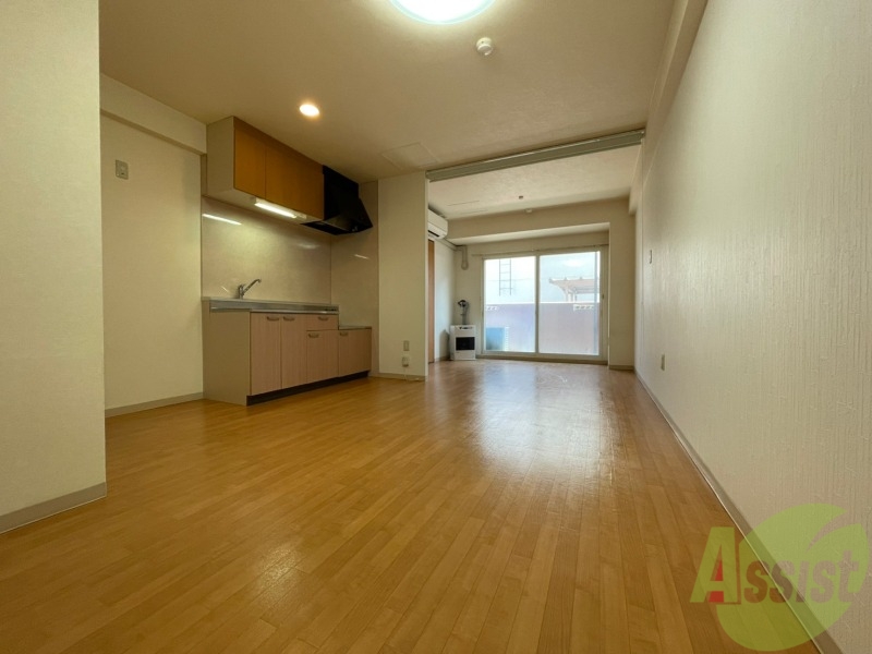 居室・リビング　木目のフローリングは落ち着きのある印象のお部屋になりますね。