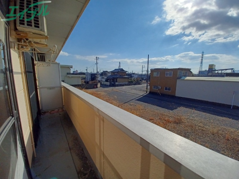 バルコニー　同物件別部屋反転タイプ