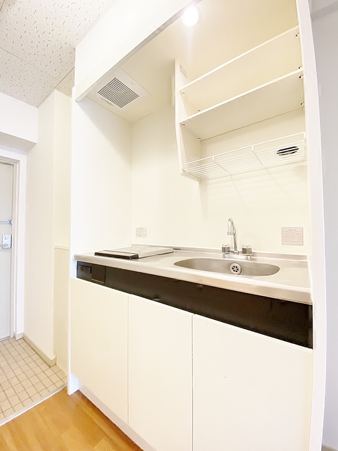 キッチン　ＩＨキッチン・炊事スペース広いです。横に冷蔵庫置き場あります