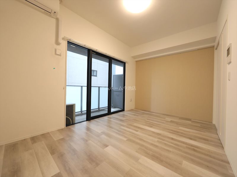 その他部屋・スペース　洋室8.8帖　エアコン付き　バルコニーに面しています