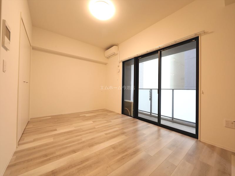 バルコニー　洋室8.8帖　エアコン付き　バルコニーに面しています