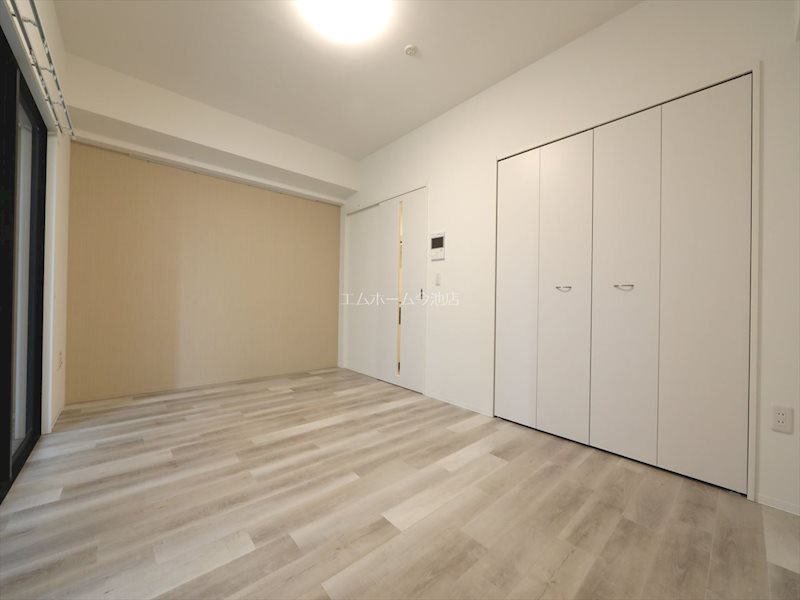 居室・リビング　洋室8.8帖　エアコン付き　バルコニーに面しています