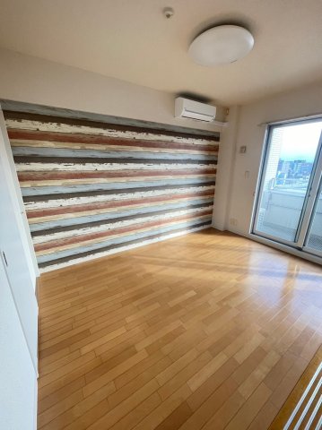 その他部屋・スペース　落ち着いた色調の寝室です