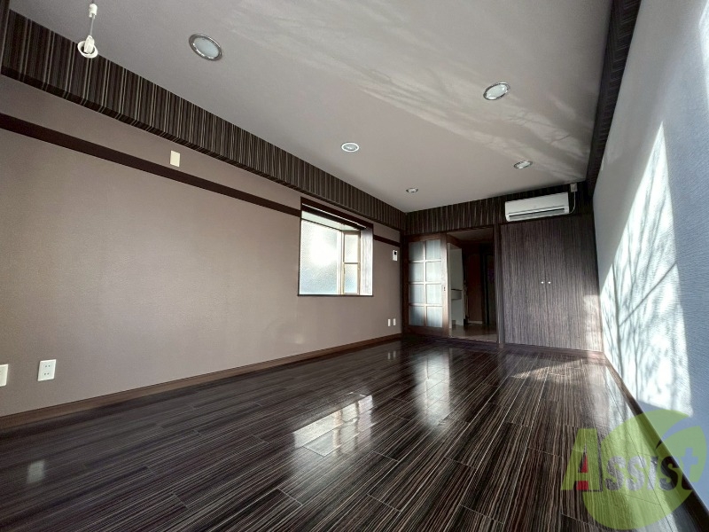 居室・リビング　広々としたリビング。明るく開放的な雰囲気のお部屋です。