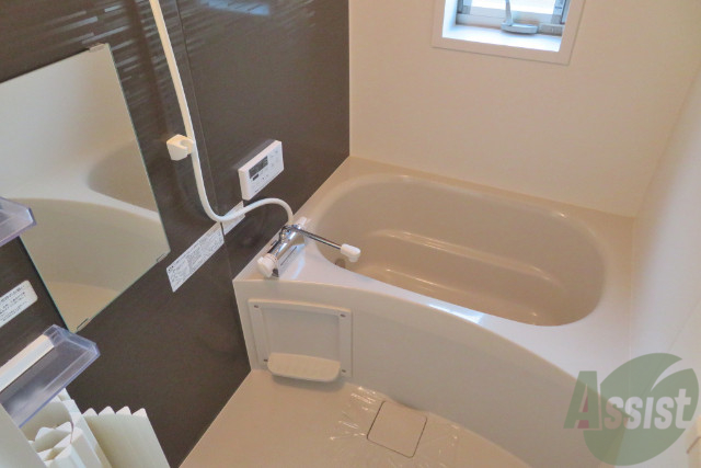バス・シャワールーム　広いバスタブでゆっくり浸かれますね。