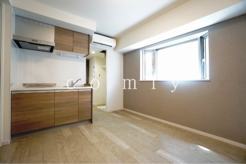 居室・リビング　アクセントクロスがお洒落なダイニング