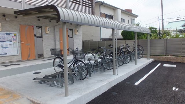 その他共有部分　学生に必須の自転車置き場も広々としてます。